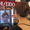 Một bạn gái đang thử trang điểm với gương của Shiseido. (Nguồn: Internet)