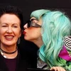 Gaga trao nụ hôn cho bà Thị trưởng Clover Moore. (Nguồn: Internet)