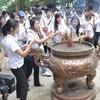 Các bạn trẻ kiều bào đang thắp hương tưởng nhớ các Vua Hùng (Nguồn: Ủy ban Nhà nước về người Việt Nam ở nước ngoài.)