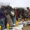 Người dân ở Somalia nhận thực phẩm cứu trợ. (Nguồn: Reuters) 