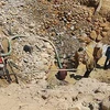 Công nhân đang khai thác một mỏ vàng ở Peru. (Nguồn: giacavattu.com.vn)