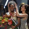Leila Lopes nhận vương miện từ Hoa hậu Hoàn vũ 2010 Ximena Navarrete. (Nguồn: Reuters)