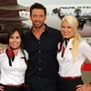 Hugh Jackman tạo dáng cùng hai cô tiếp viên hàng không tại Sân bay Los Angeles. (Nguồn: Internet)