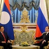 Tổng thống Nga Dmitry Medvedev (phải) và Chủ tịch Lào Chummaly Sayasone (trái). (Nguồn: Getty Images)