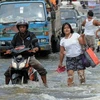 Người dân Thái Lan đi lại khó khăn vì ngập lụt. (Nguồn: Getty Images)