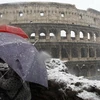 Tuyết rơi ở đấu trường Colosseum. (Nguồn: Reuters)