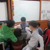 Dạy trẻ học từ vựng theo phương pháp mới tại Trung tâm tiếng Anh Gangdong English Center. (Ảnh: Lê Vũ Hà/Vietnam+) 