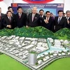 Thủ tướng Malaysia Najib Tun Razak (giữa) đang qua sát sa hình của khu công nghiệp Kuantan. (Nguồn: NSTP) 