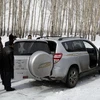 Cảnh sát tìm kiếm bằng chứng trên chiếc xe Toyota RAV4. (Nguồn: Xinhua)