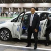 Chủ tịch Toyota đã lên thử một chiếc xe tự động của Nissan. (Nguồn: Sankei Biz) 