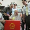 "Đại lão" cử tri 110 tuổi vẫn minh mẫn khi bỏ phiếu (Ảnh: Duy Minh)