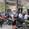 Chen nhau mua xăng dầu trước giờ tăng giá xăng ngày 7/3 (Ảnh: Đức Duy/Vietnam+)