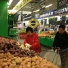 Các mặt hàng thực phẩm giảm giá mạnh. (Quỳnh Trang/Vietnam+)