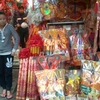 “Trang phục” ông Công ông Táo tăng giá trên thị trường (Tâm Tâm/Vietnam+)