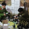 Rượu giả bị lực lượng liên ngành 127 Hà Nội thu giữ. (Ảnh: Đức Duy/Vietnam+)
