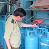 Lực lượng QLTT Hà Nội kiểm tra chất lượng vỏ bình gas tại các đại lý. (Ảnh: Đức Duy/Vietnam+)
