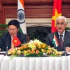 Bộ trưởng Ngoại giao Phạm Bình Minh cùng Bộ trưởng Ngoại giao Ấn Độ Salman Khurshid tại buổi ký biên bản thỏa thuận của kỳ họp. (Ảnh: Minh Lý/TTXVN)