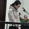Kim Anh tỏ ra rất hối hận, khóc nấc từ đầu đến cuối trong phiên xử. (Ảnh: Cẩm Thơ/Vietnam+)