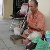 Nhiều người yêu quý mà xướng danh Bảng "hói" là đệ nhất đánh giày đất Hà Thành. (Ảnh: Cẩm Thơ/ Vietnam+)