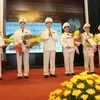 Thượng tướng Trần Đại Quang, Ủy viên Bộ Chính trị, Bộ trưởng Bộ Công an trao quyết định và tặng hoa chúc mừng các đồng chí được phong cấp hàm Trung tướng CAND. Nguồn: mps.gov.vn