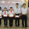 FPT trao học bổng cho 5 em học sinh đạt kết quả xuất sắc trong học tập của Nghệ An.(Ảnh: Nguồn FPT)