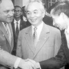Bức ảnh Giáo sư-Viện sĩ Đặng Hữu chụp với đối tác Liên Xô (cũ) bàn về thành lập Trung tâm Nhiệt đới Việt-Nga, dưới sự chứng kiến của Đại tướng Võ Nguyên Giáp