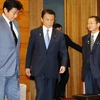 Thủ tướng Nhật Bản Taro Aso (giữa) trong cuộc họp nội các tại Tokyo ngày 21/7. (Ảnh: AFP/ TTXVN)