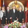 Chủ tịch Quốc hội Nguyễn Phú Trọng và Chủ tịch Quốc hội Phần Lan Sauli Niinisto chụp ảnh chung với các đại biểu. (Ảnh: Trí Dũng/TTXVN) 