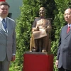 Lễ đặt tượng Hồ Chủ tịch trong khuôn viên trường SPGU. (Ảnh: Hồng Quân/TTXVN)