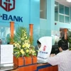 Khách hàng đang giao dịch tại GP.Bank. (Nguồn: Internet).