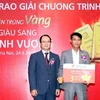 Phó Chủ tịch Hội đồng quản trị Bùi Hải Quân trao giải đặc biệt cho ông Vũ Quang Triệu. (Nguồn: VPBank).