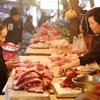 Mua bán thịt tại chợ Thành Công. (Ảnh: Trần Việt/TTXVN).