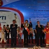 Ông Phạm Anh Tuấn - Chủ tịch HĐQT đại diện PTI lên nhận giải thưởng. (Nguồn: PTI).