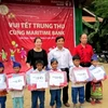 Lãnh đạo Maritime Bank trao quà nhân dịp Trung thu cho các em học sinh tại xã Yên Tĩnh. (Nguồn: Maritime Bank).