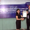 Lãnh đạo Tạp chí Euromoney trao giải thưởng cho đại diện BIDV. (Nguồn: BIDV).