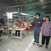 ông Harideep Singh đến thăm cơ sở gia công hàng may mặc của chị Vũ Thị Cát.
