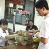 Khách hàng giao dịch tại Agribank Bắc Giang. (Ảnh: Trần Việt/TTXVN).