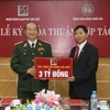 Ông Hoàng Anh Tuấn – Thành viên HĐTV Agribank (phải) đại diện đơn vị trao tài trợ cho Viện bỏng Quốc gia.