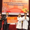 Lãnh đạo VietinBank trao tài trợ cho Bệnh viện Việt Đức.