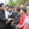 Chủ tịch nước Trương Tấn Sang thăm hỏi nhân dân xã Khuôn Lùng, huyện Xín Mần. (Ảnh: Nguyễn Khang/TTXVN)