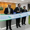 Lãnh đạo Ngân hàng Standard Chartered cắt băng khai trương văn phòng. (Nguồn: Standard Chartered)