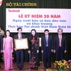 Thứ trưởng Bộ Tài chính Vũ Thị Mai trao bằng khen của Thủ tướng Chính phủ cho tập thể Thời báo Tài chính Việt Nam. (Nguồn: Thời báo Tài chính).