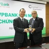 Lãnh đạo Công ty Control Case trao chứng nhận cho lãnh đạo VPBank. (Nguồn: VPBank).