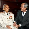 Ông Huỳnh Đảm chúc mừng Đại tướng Võ Nguyên Giáp nhân kỷ niệm 55 năm chiến thắng Điện Biên Phủ, ngày 6/5/2009. (Ảnh minh họa: Nguyễn Dân/TTXVN)