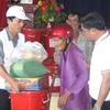 Các hộ dân Ninh Phước nhận hàng cứu trợ của Trung ương Hội Chữ thập đỏ Việt Nam. (Ảnh: Công Thử/TTXVN)