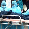 Diễn tập cấp cứu và vận chuyển bệnh nhân cúm A/H1N1 vào bệnh viện điều trị. (Ảnh: Trịnh Duy Hưng/TTXVN)