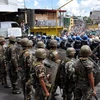 Cảnh sát chống bạo động và binh sĩ quân đội Honduras phong tỏa những người biểu tình gần đại sứ quán Brazil. (Ảnh: AFP/TTXVN)