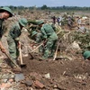Bộ Chỉ huy Quân sự tỉnh Kon Tum lao động giúp dân khắc phục hậu quả bão lũ. (Ảnh: Trần Lê Lâm/TTXVN)