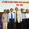 Chủ tịch nước Nguyễn Minh Triết với các cựu Thiếu sinh quân. (Ảnh: Nguyễn Khang/TTXVN) 