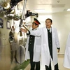 Thủ tướng Nguyễn Tấn Dũng thăm Trung tâm máy gia tốc. (Ảnh: Đức Tám/TTXVN)